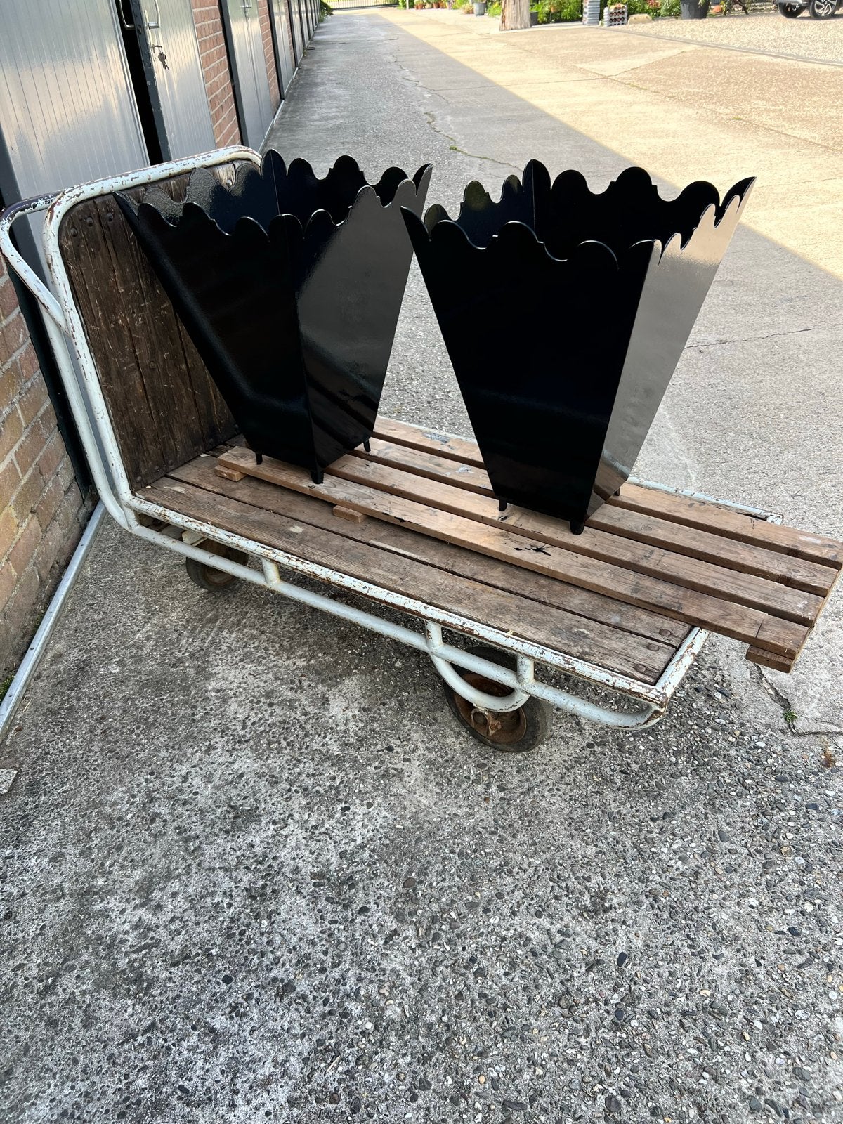 Set van 2 ijzeren potten / tuinvazen, zwart, Ophalen, Gebruikt, 40 cm of meer, Vierkant