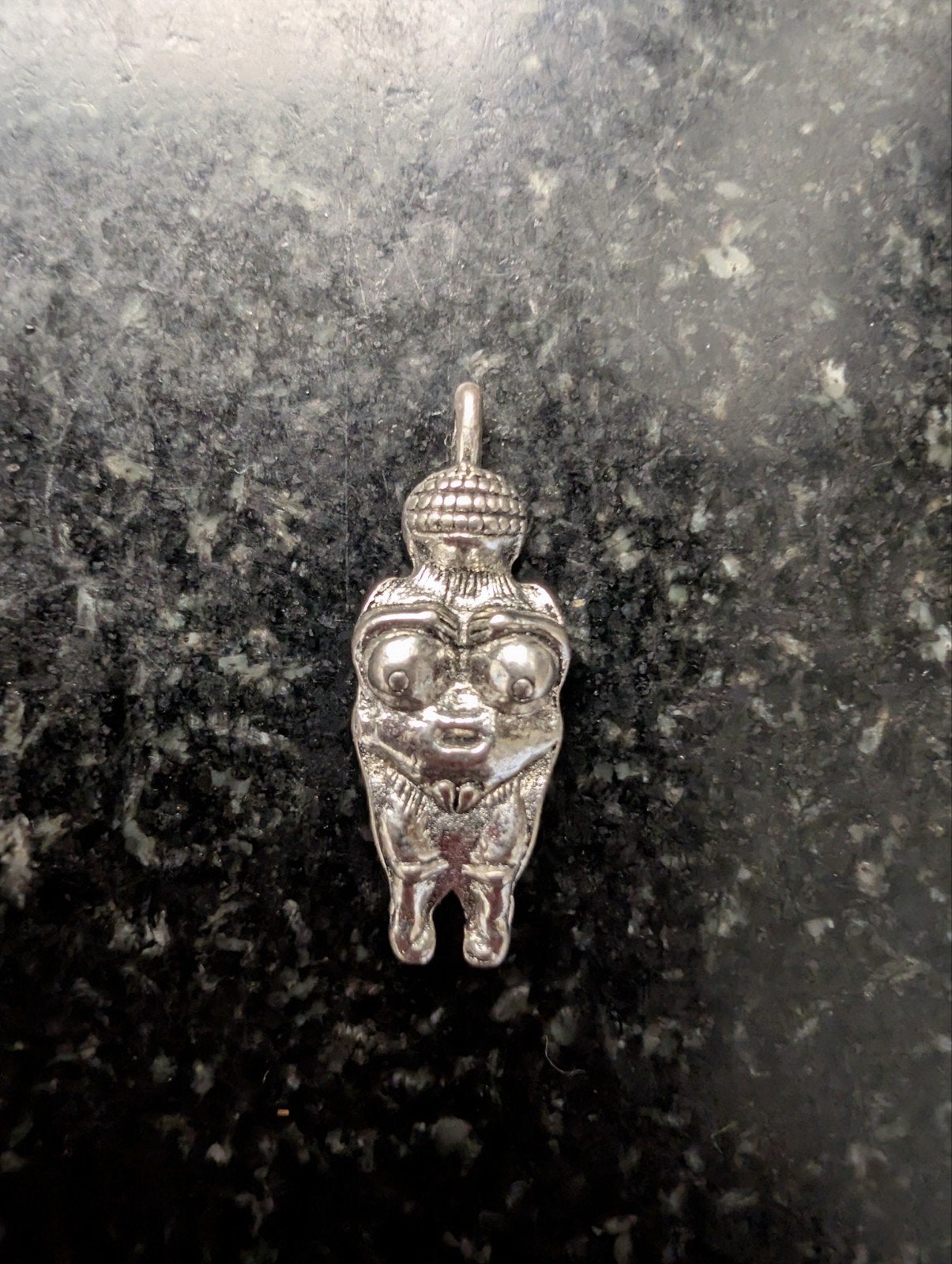 Tiny Earth Godess Silver Pendant Venus van Willendorf, Nieuw, Ophalen of Verzenden, Kruis of Symbool, Zilver