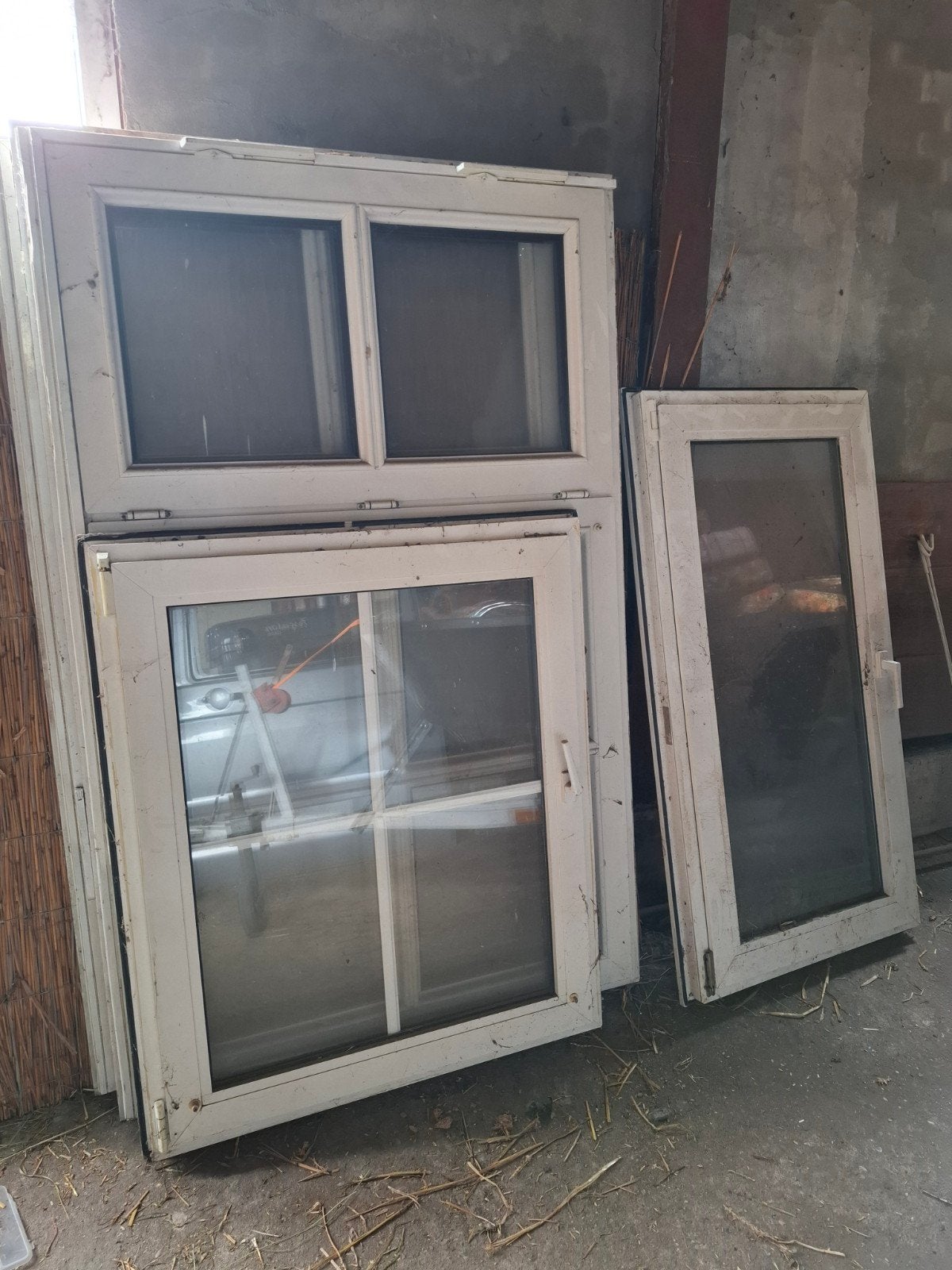 4 nette kunststof kozijnen met glas, Doe-het-zelf en Verbouw, Kozijnen en Schuifpuien, 75 tot 150 cm, Kunststof, Gebruikt, Raamkozijn