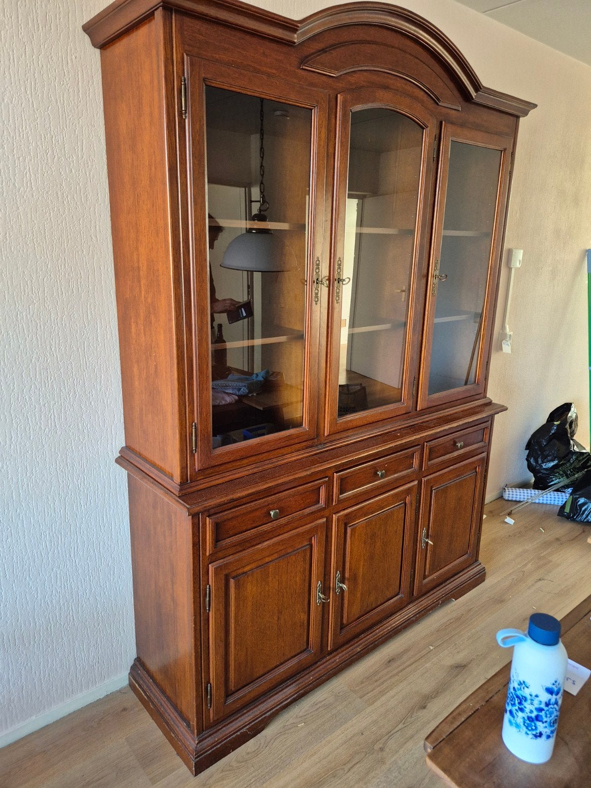 Foto 7 van Nog zwart te maken houten vitrinekast
