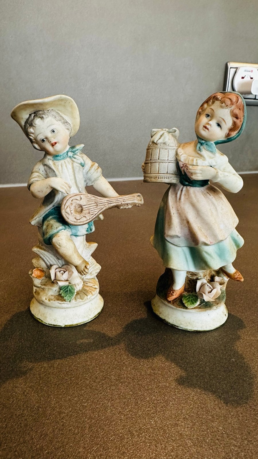 Vintage Beeldjes: Jongen met Luit en Meisje met Emmer, Verzamelen, Beelden en Beeldjes, Gebruikt, Mens, Ophalen of Verzenden