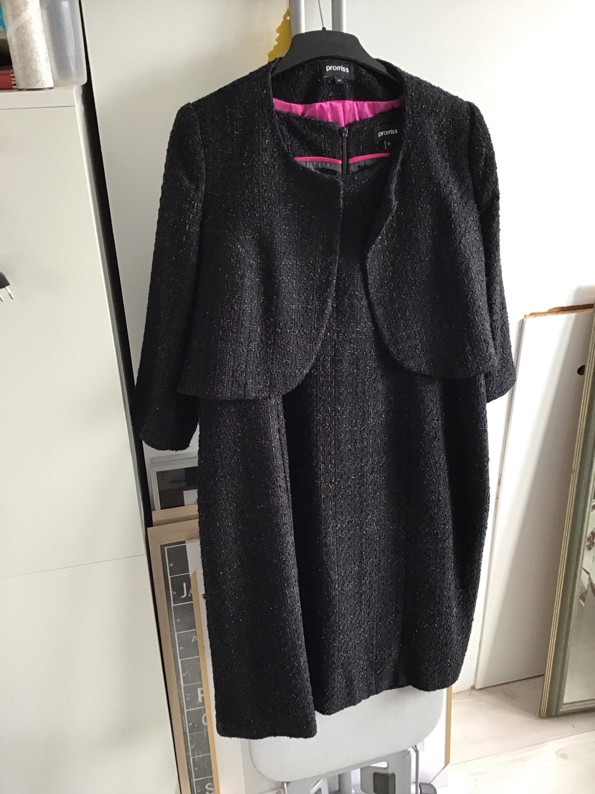 Feestelijke jurk met jasje maat 48 van Promiss, Ophalen of Verzenden, Zo goed als nieuw, Maat 46/48 (XL) of groter, Zwart