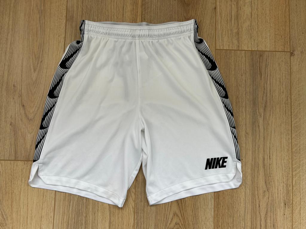 Als nieuw Nike Dri Fit korte sport broek wit zwart S 158 164, Kinderen en Baby's, Kinderkleding | Maat 158, Ophalen of Verzenden