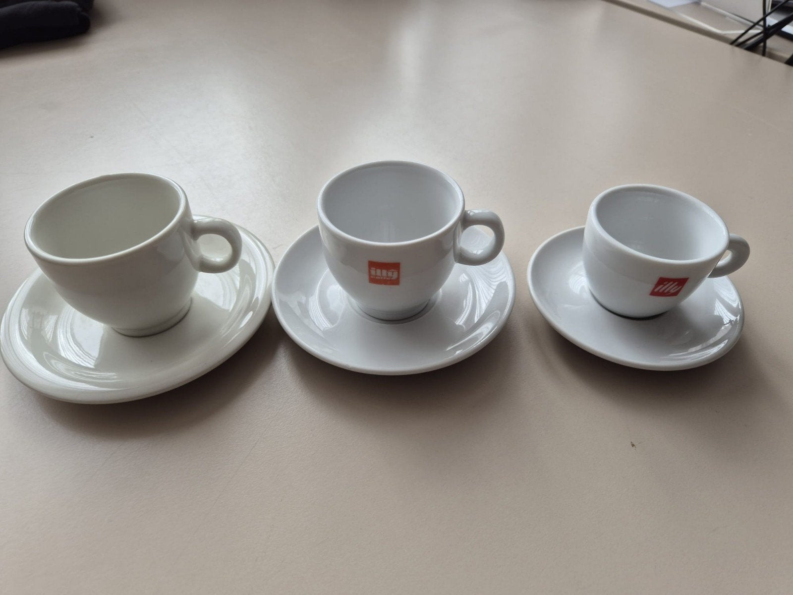 Espresso kopjes met schoteltjes - Illy en blanco, Ophalen, Keramiek, Zo goed als nieuw, Illy