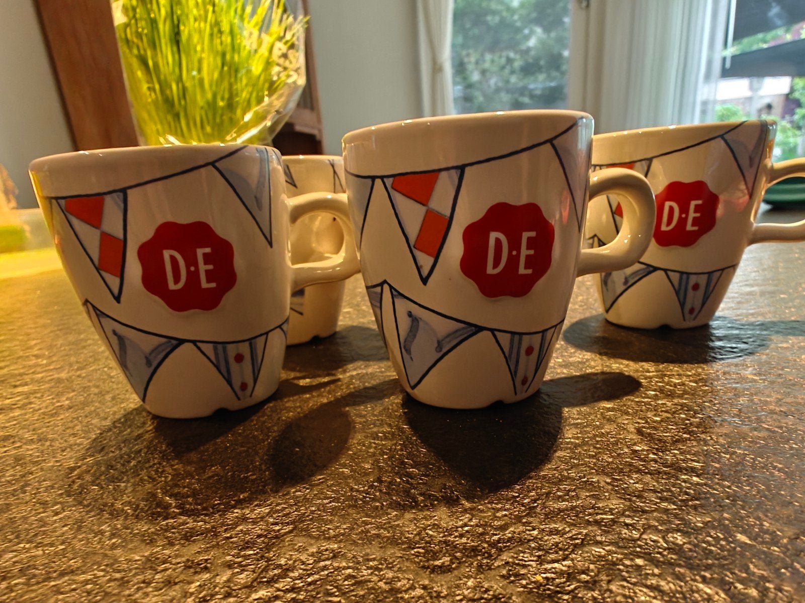 DE koffiekopjes Burendag uitgave - set van 5, Huis en Inrichting, Keuken | Servies, Ophalen of Verzenden, Zo goed als nieuw, Overige stijlen