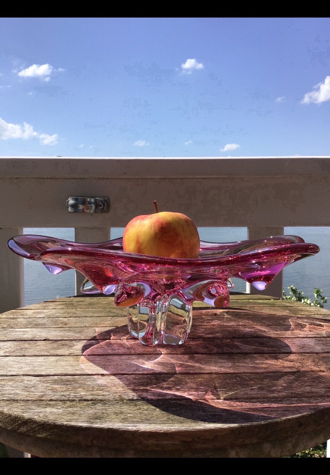 Grote glazen schaal op voet, roze - rood, ong 2780 gram glas, Ophalen of Verzenden