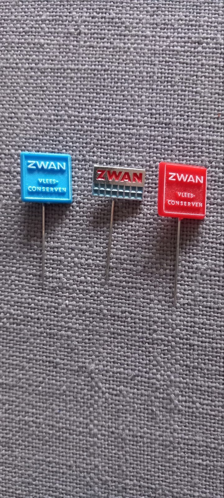 Vintage Zwan Vleesconserven Speldjes (3 stuks), Ophalen of Verzenden, Gebruikt, Merk, Speldje of Pin