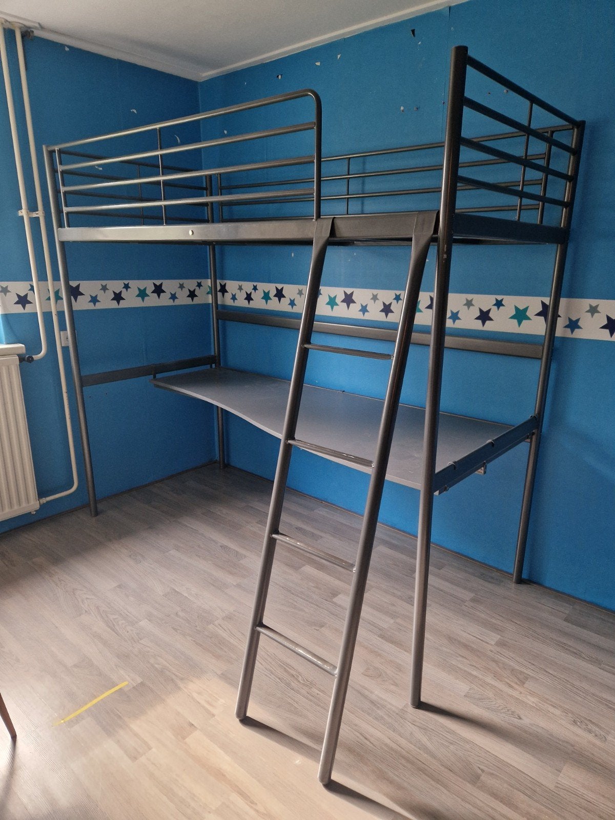 Hoogslaper ikea tuffing met bureau blad grijs 1 persoons, Huis en Inrichting, Slaapkamer | Stapelbedden en Hoogslapers, Ophalen