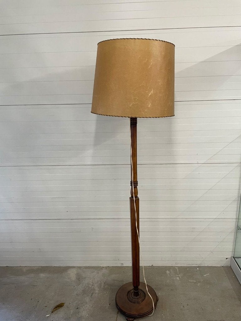 een vintage houten vloerlamp in traditionele/klassieke stijl, Ophalen, Gebruikt, E27 (groot), Jaren 50´60 stijl