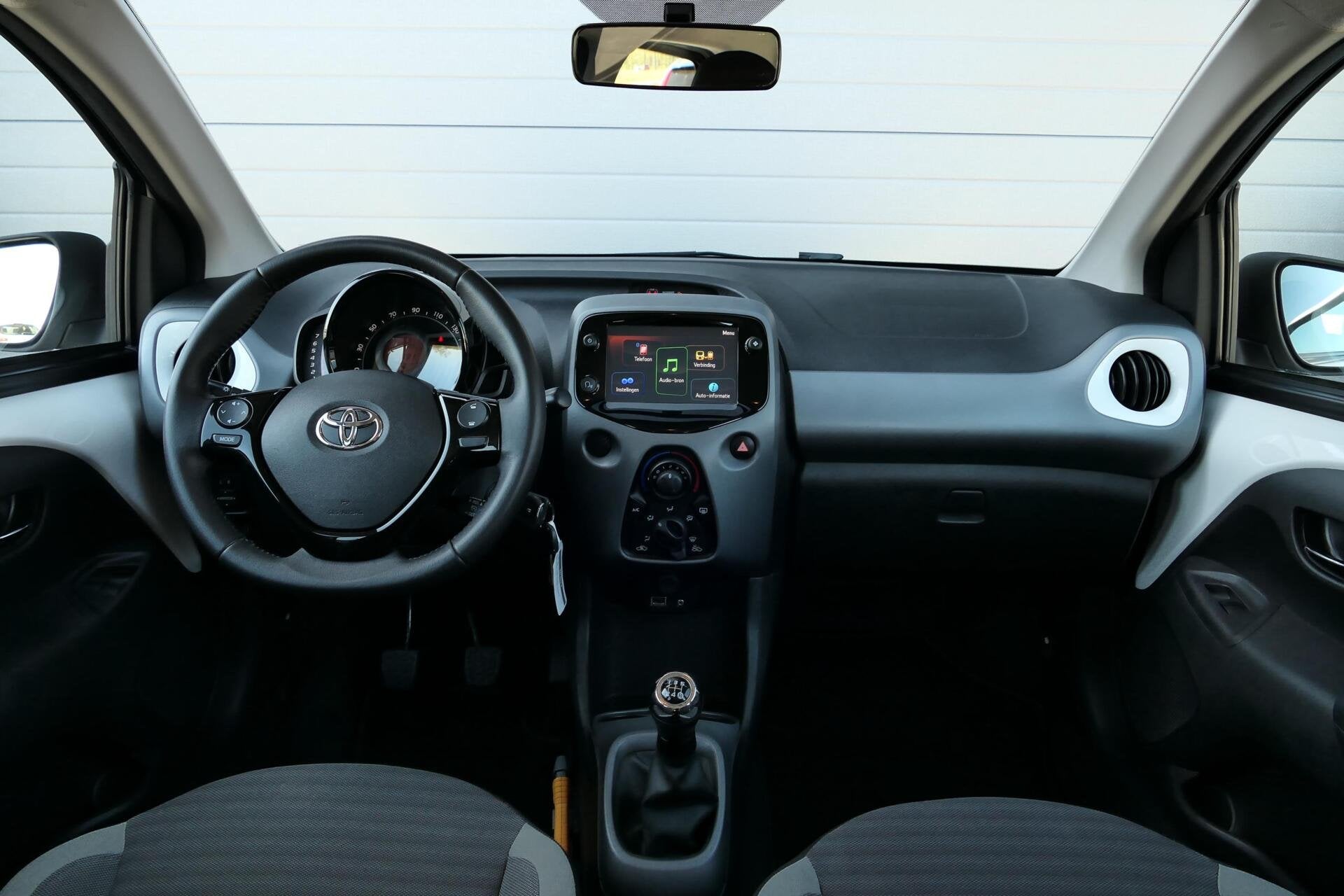 Toyota Aygo 1.0 VVT-i x-play|Carplay|Camera|Airco!, Voorwielaandrijving, Stof, Met garantie (alle), 4 stoelen