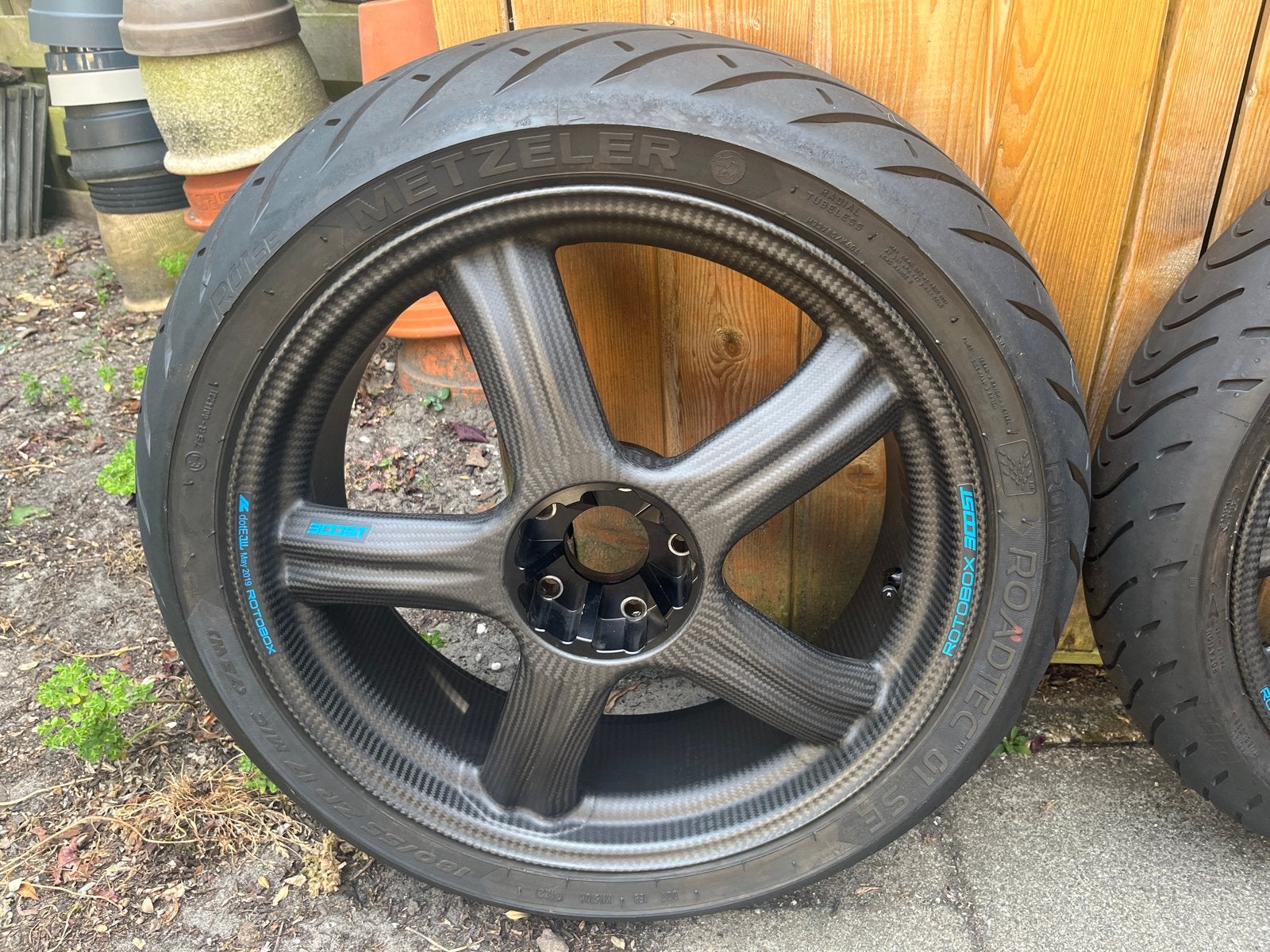 Rotobox Boost Carbon Velgen met Metzeler Roadtec 01Se Banden, Motoren, Onderdelen | BMW, Ophalen, Gebruikt