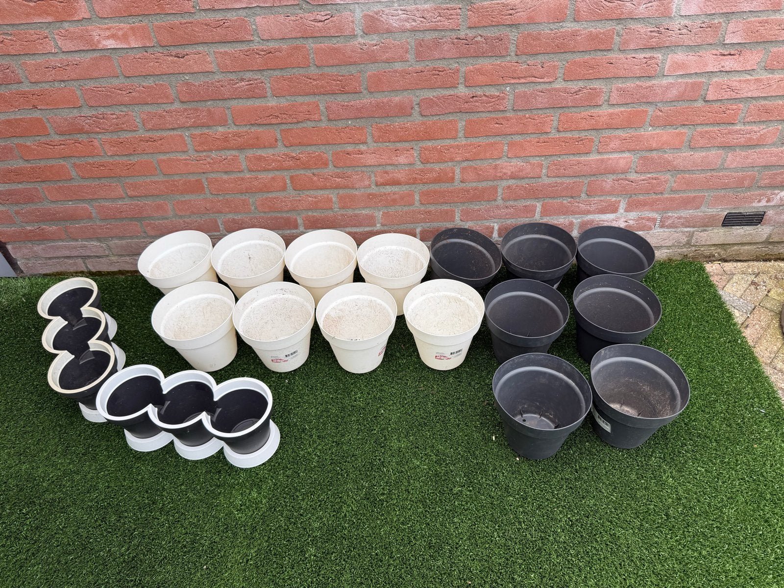 Diverse bloempotten - wit en zwart, Kunststof, Gebruikt, Rond, Binnen