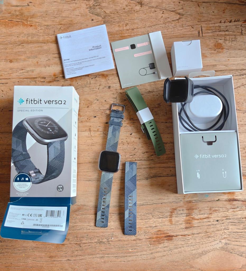 Fitbit versa 2 compleet, Sport en Fitness, Hartslagmeters, Ophalen of Verzenden, Zo goed als nieuw, Overige merken
