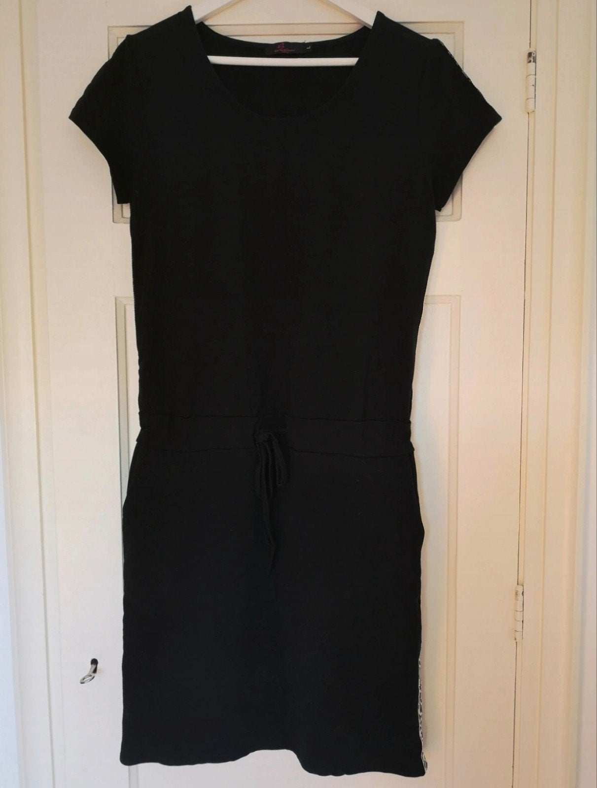Zwarte jurk met bies aan zijkant, maat L, Zwart, Maat 42/44 (L), Ophalen of Verzenden, Gedragen