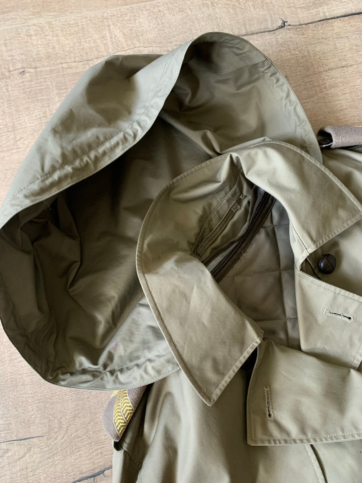 Militaire Trenchcoat Dames Maat 42 met Capuchon en Gordel, Ophalen of Verzenden, Gedragen, Maat 42/44 (L)