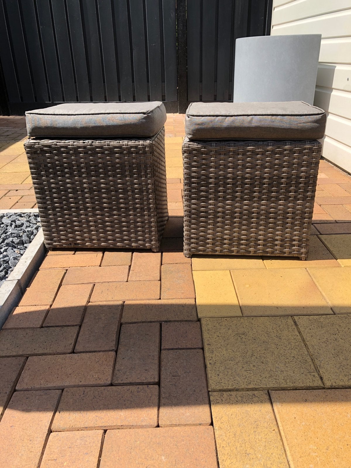 2 hockers, grijs,  met kussens, wicker, Ophalen, Zo goed als nieuw, Wicker