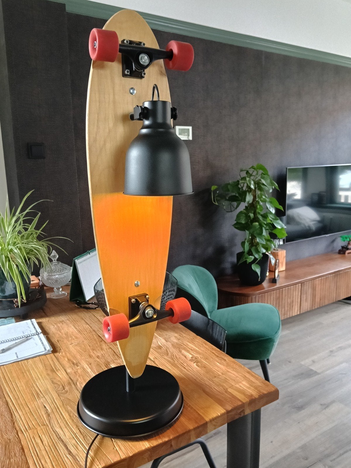 Skateboard unieke Lamp - Upcycled Design met Stevige Voet, Gebruikt, 100 tot 150 cm, E14 (klein), Hout