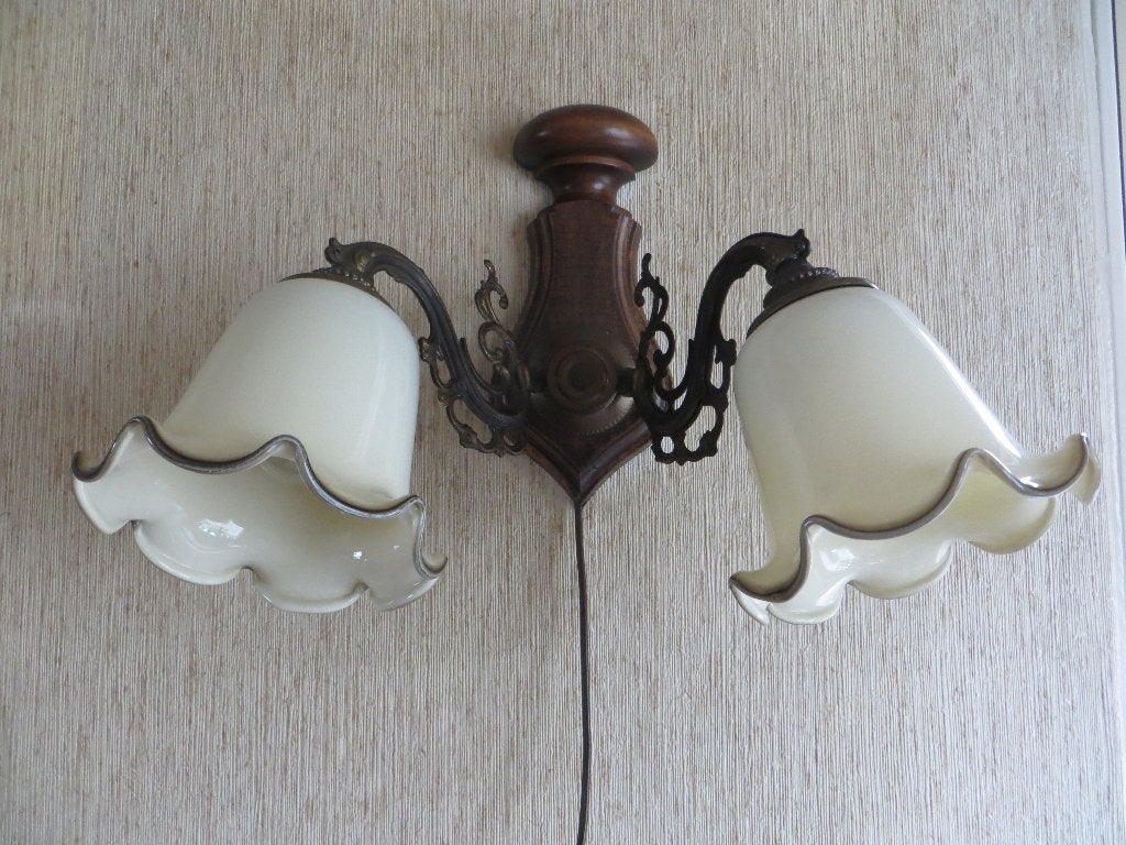 Romantisch wandlampje met 2 golvende glazen kapjes. Vintage, Huis en Inrichting, Lampen | Wandlampen, Ophalen, Met snoer/stekker
