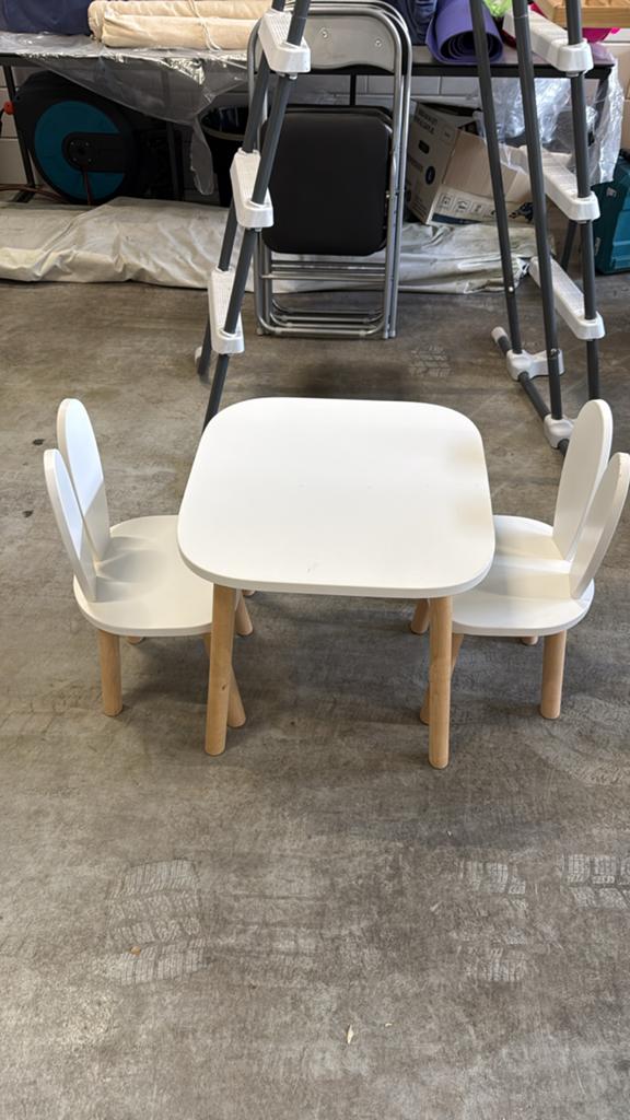 Kindertafel met 2 stoeltjes (konijnenoortjes), Kinderen en Baby's, Kinderkamer | Tafels en Stoelen, Ophalen, Zo goed als nieuw