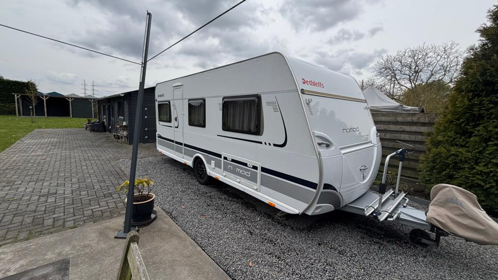 Dethleffs Nomad 500 DB met nieuwe mover en fiets dragers, Vast bed, Rondzit, Particulier, Dethleffs