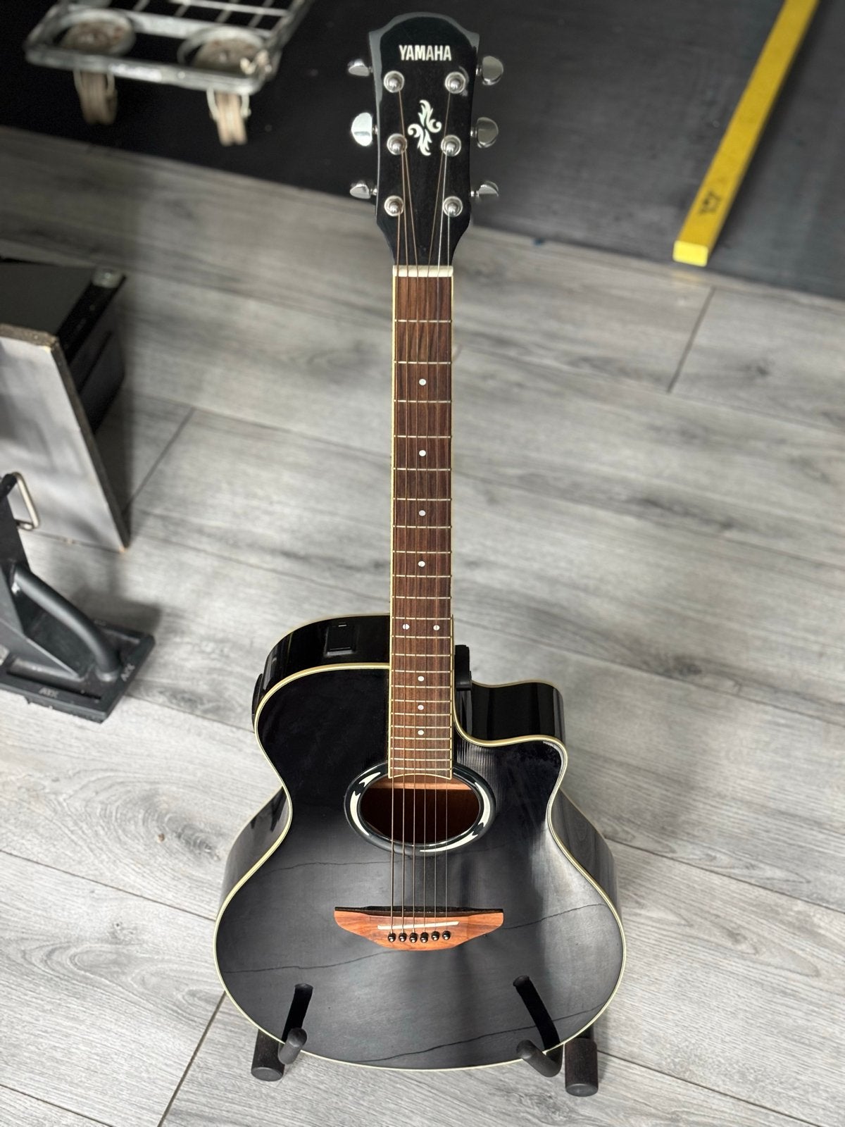 Yamaha APX500 II Zwarte Westerngitaar met standaard en tas, Ophalen, Gebruikt, Western- of Steelstringgitaar, Met (piezo-)element