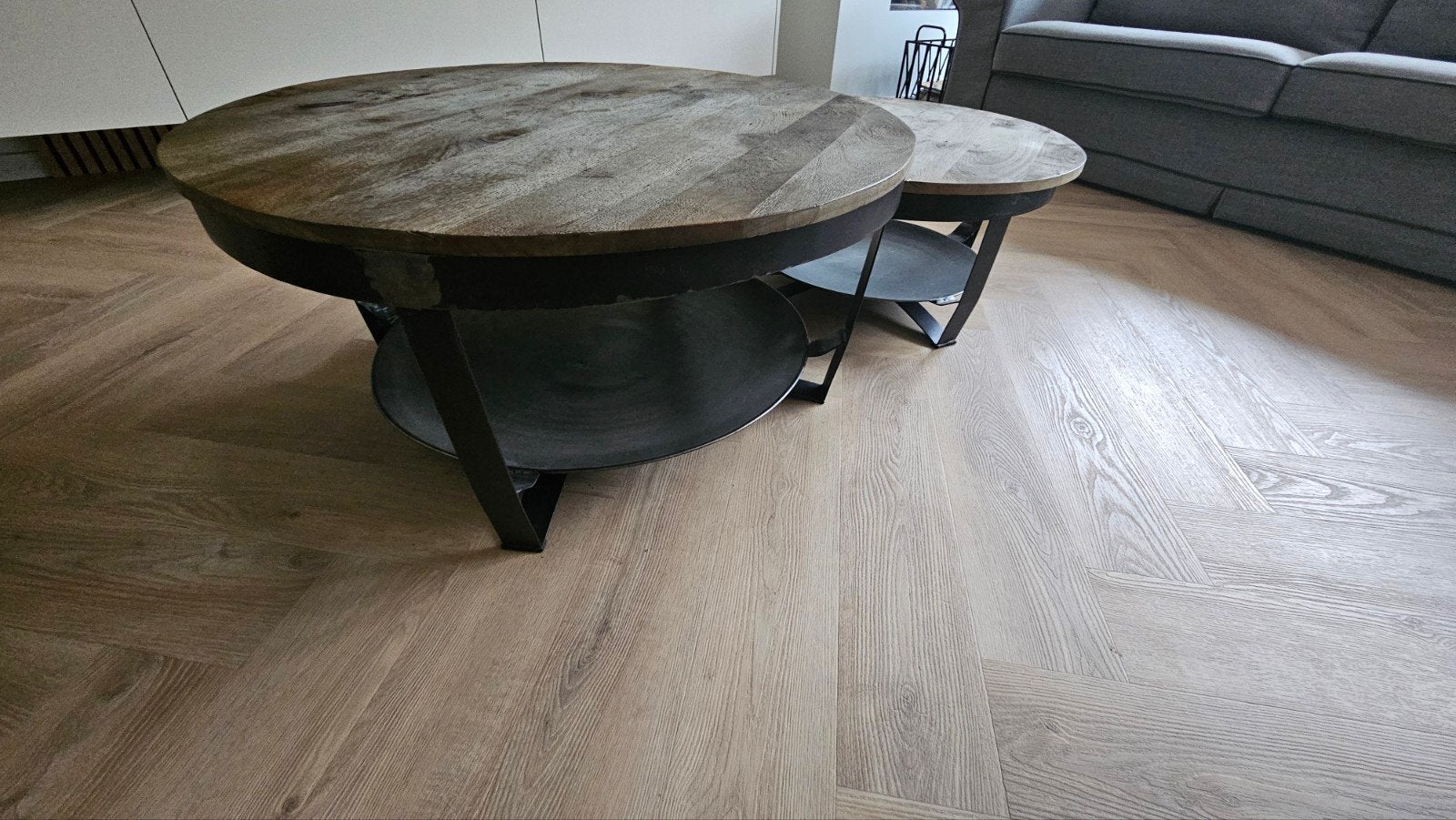 Set van 2 ronde salontafels met donker stalen onderstel, Gebruikt, 50 tot 100 cm, Rond, 50 tot 100 cm