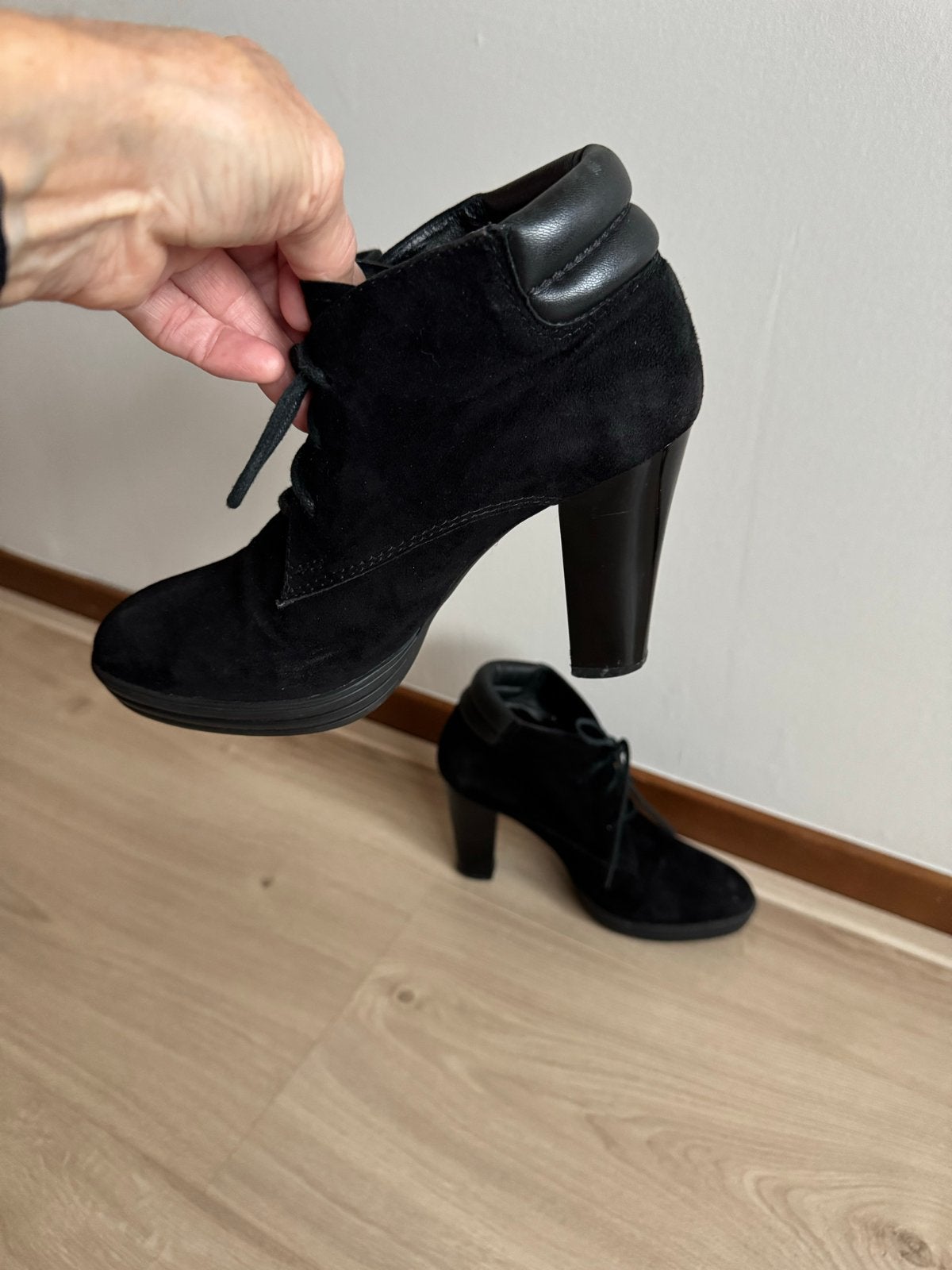 Di Lauro Zwarte Suède Enkellaarzen Maat 36, Kleding | Dames, Ophalen of Verzenden, Zo goed als nieuw, Zwart, Lage of Enkellaarzen
