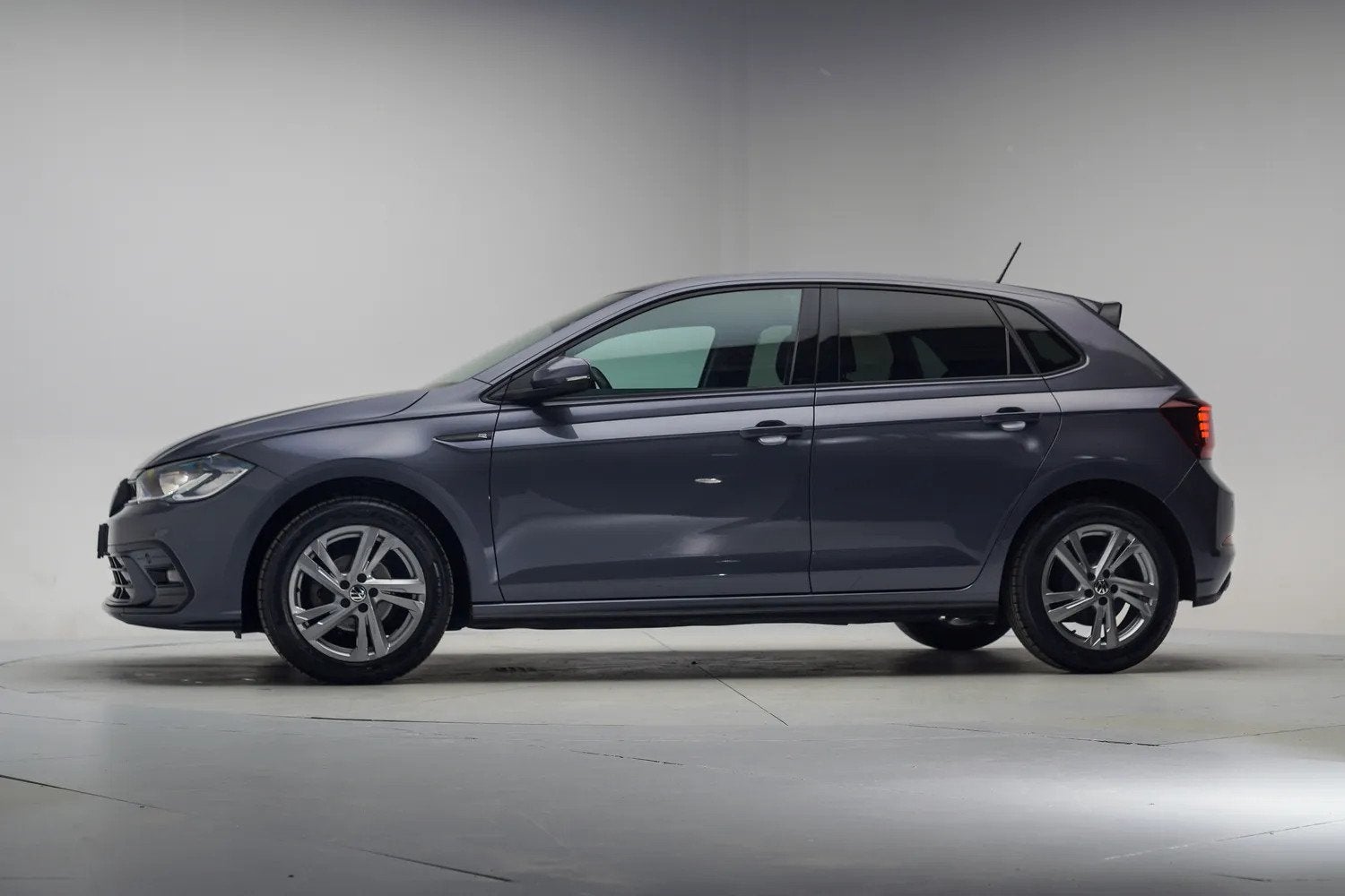 Volkswagen Polo 1.0 TSI R-Line [ Adapt.cruise Parkeerhulp Ap, Gebruikt, 95 pk, 49 €/maand, Origineel Nederlands