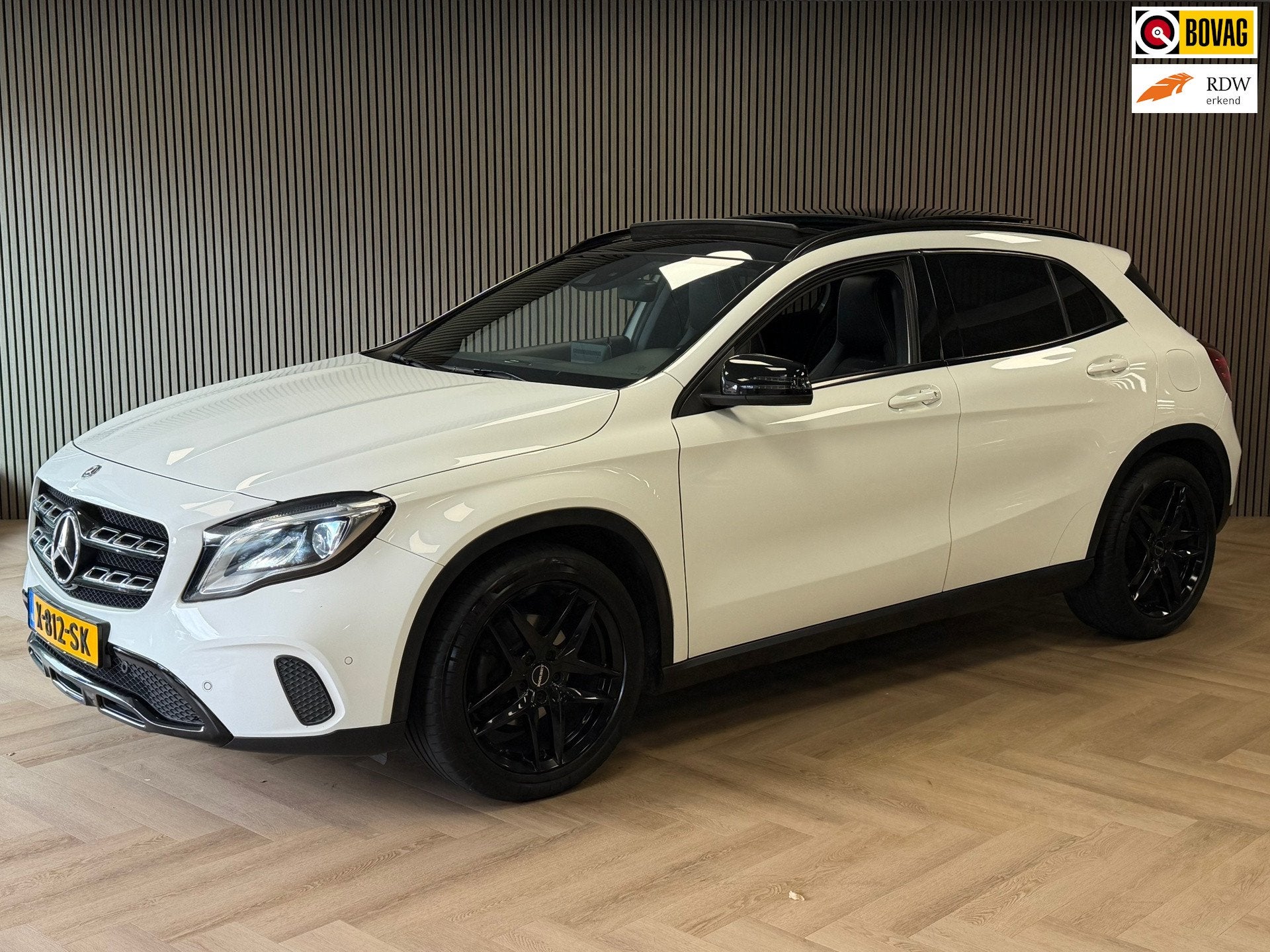 Mercedes-Benz GLA-klasse 180 Premium Plus AUT. PANORAMADAK N, Auto's, Gebruikt, Euro 6, 4 cilinders, Leder en Stof