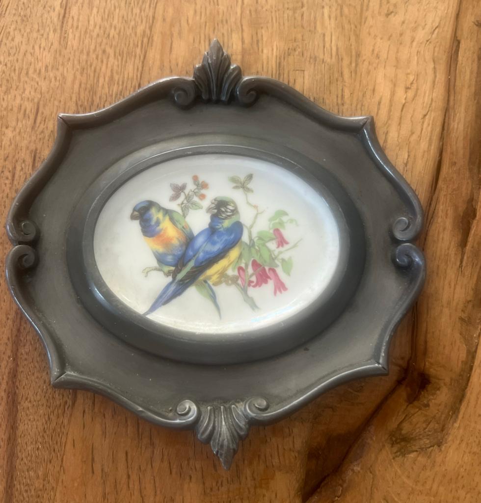 Decoratief porseleinen wandbordje met vogels in tin, Antiek en Kunst, Ophalen of Verzenden