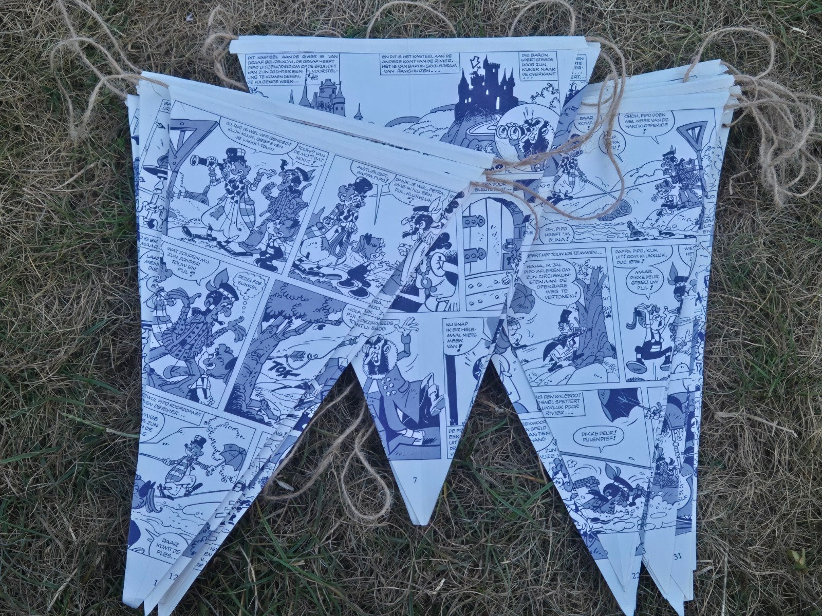 Retro Pipo de Clown Strip-Slinger / Vlaggenlijn – Handgemaak, Ophalen of Verzenden, Overige figuren, Boek of Spel