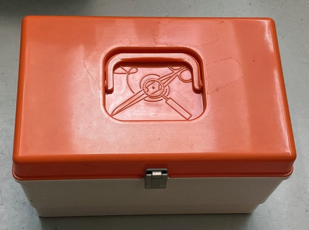 Retro hardplastic naaibox oranje wit 36 x 23 x 23 cm i.g.st., Ophalen of Verzenden, Nieuw, Overige typen