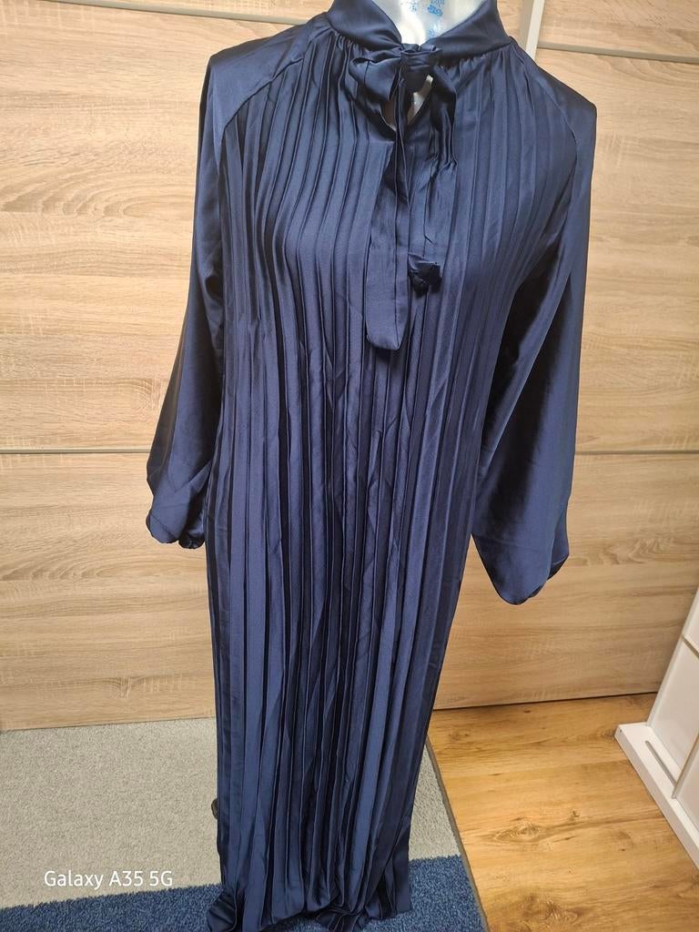 Nieuwe Donkerblauwe Plissé Jurk met Strikkraag, Maat 38/40 (M), Blauw, TIP-TOP, Nieuw