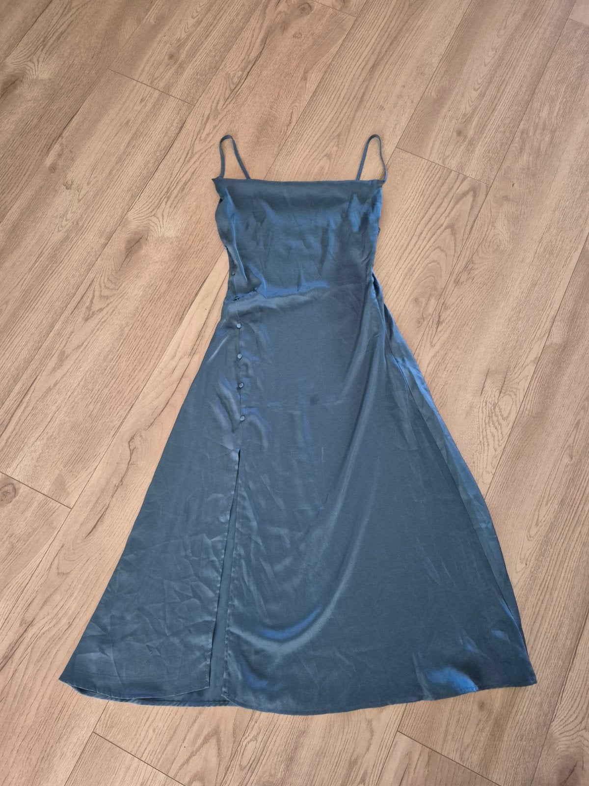 CIDER Satijnen Jurk met Split en Knoopjes - Maat M, Kleding | Dames, Jurken, Maat 38/40 (M), Overige kleuren, Nieuw, Ophalen of Verzenden