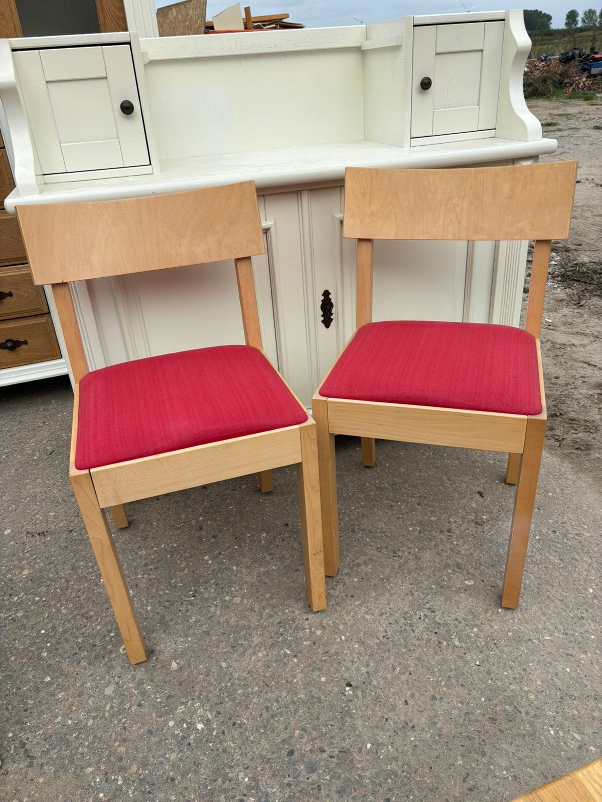 2 vintage Scandinavische houten eetkamerstoelen – rood, Huis en Inrichting, Ophalen of Verzenden, Zo goed als nieuw, Nvt, Nvt