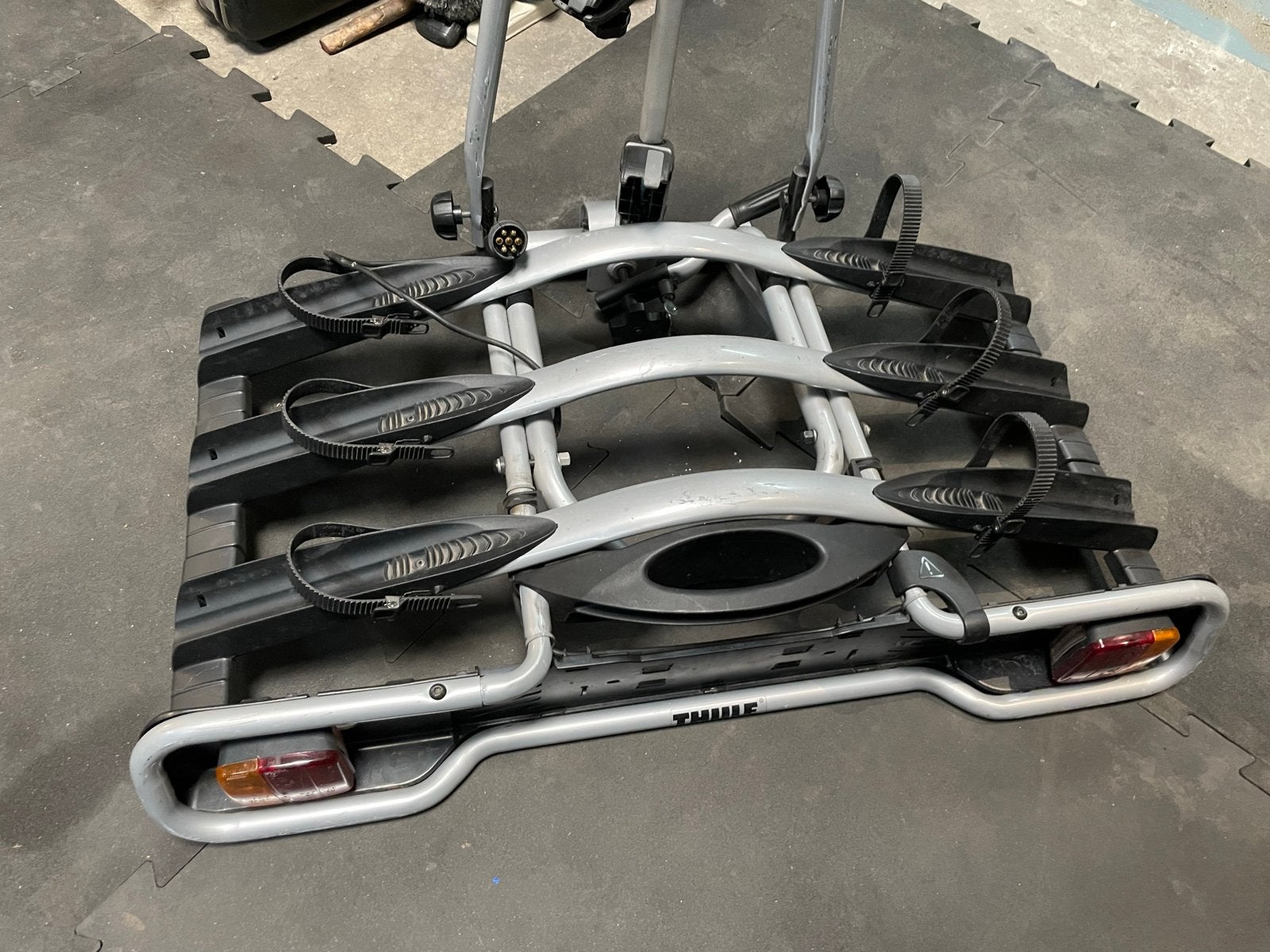 Thule 947 Fietsendrager voor 3 fietsen, kantelbaar en afslui, Ophalen, 3 fietsen of meer, Gebruikt, Trekhaakdrager