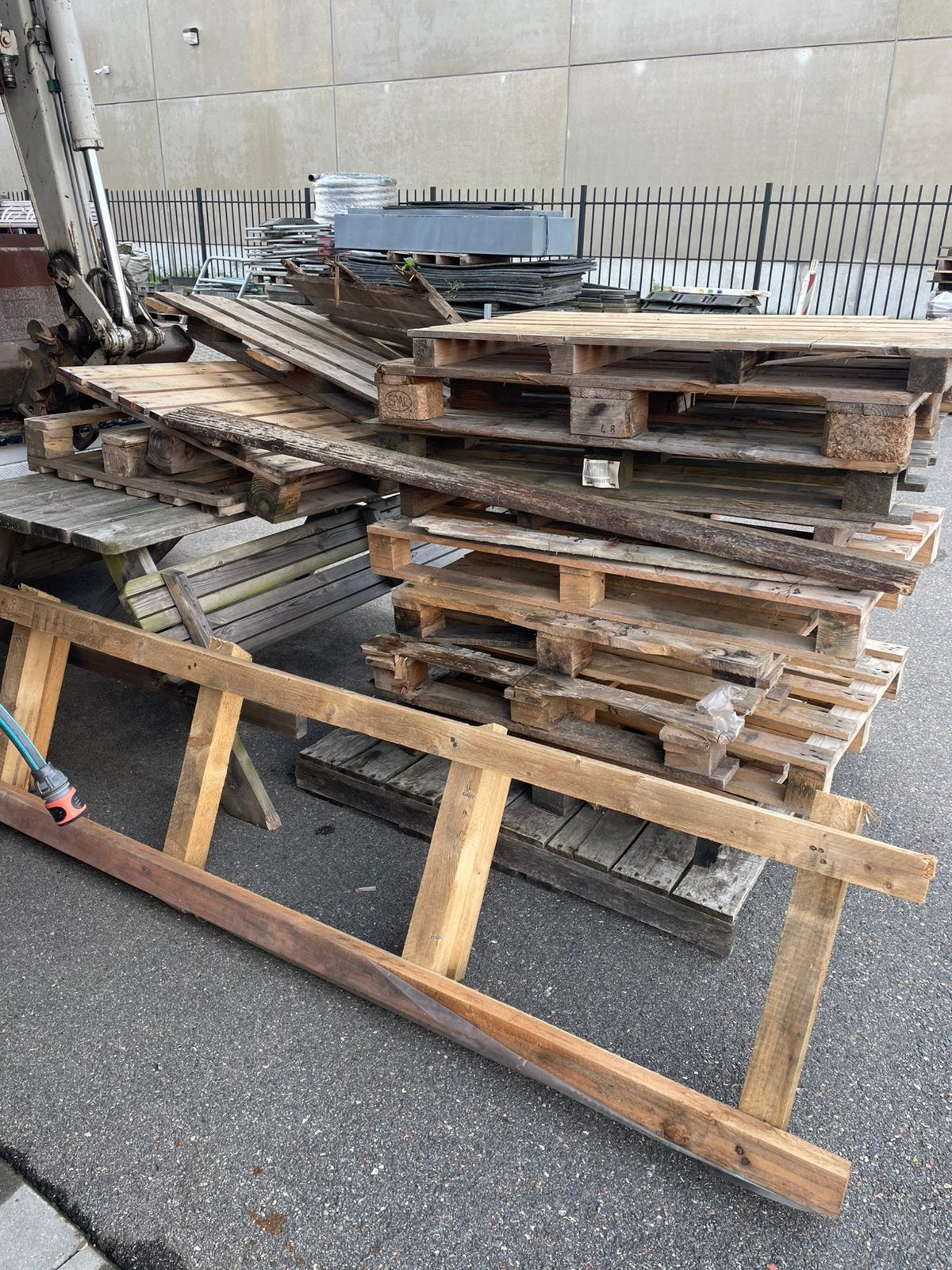 Gratis Openhaardhout: Pallets en Houten Meubels, 3 tot 6 m³, Ophalen, Overige houtsoorten, Blokken