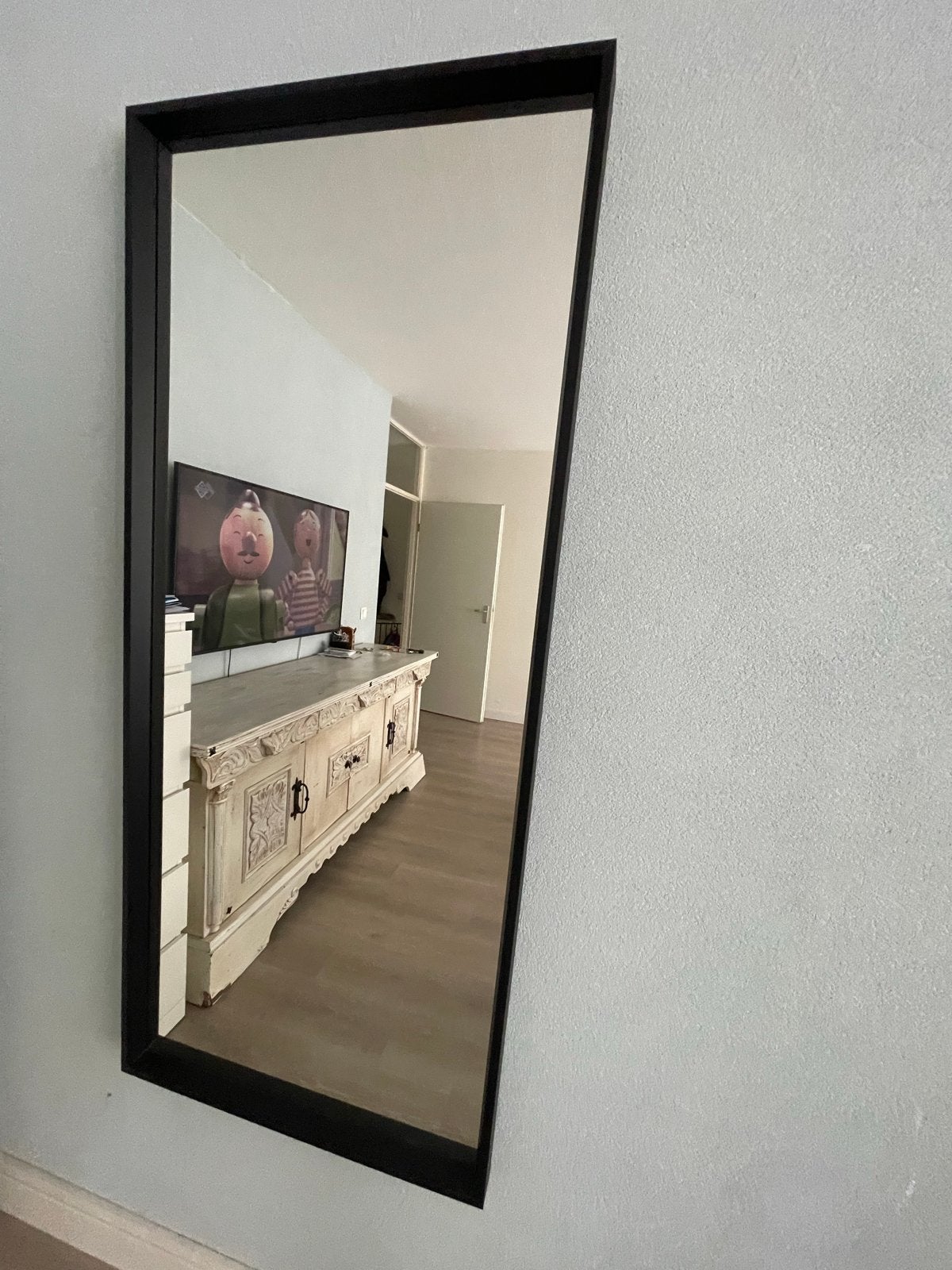 Moderne spiegel met zwarte lijst, 100 tot 150 cm, Ophalen of Verzenden, Zo goed als nieuw, Rechthoekig