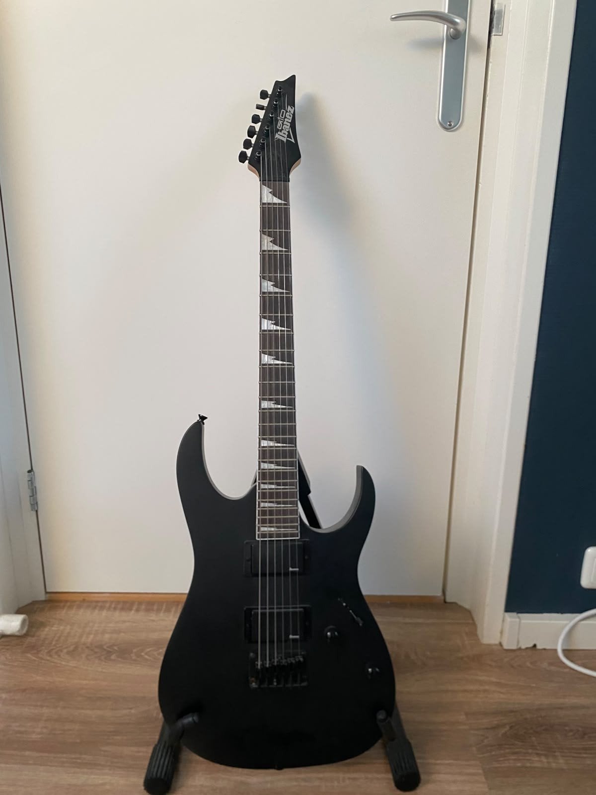 Ibanez GIO GRG121DX-BKF Black Flat + accessoires
