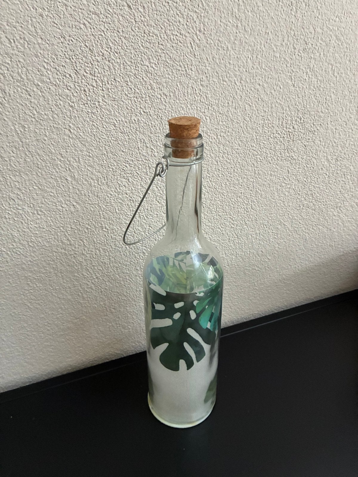 Decoratieve fles met kurk en tropisch bladmotief, Ophalen, Gebruikt, Glas, Meerkleurig