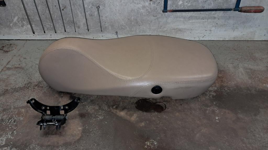 Vespa Prima Vera Zadel - Nette staat - Bruin, Fietsen en Brommers, Brommeronderdelen | Scooters, Ophalen, Zo goed als nieuw, Zadel