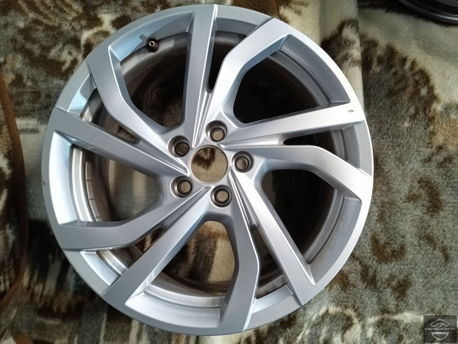 VW Polo 2G Facelift Tortosa 17 Inch Velg 2G0601025BA Origine, Gebruikt, Volkswagen AG, Band(en), Berliner Ring 2
38440  Wolfsburg, DE