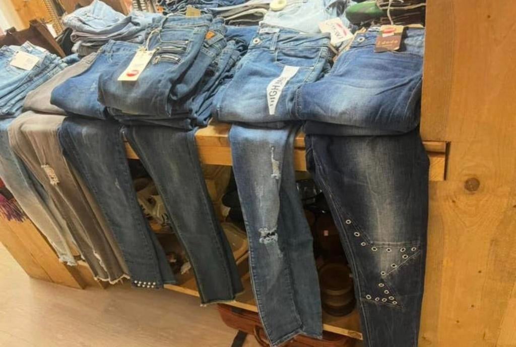 Partij 90 dames spijkerbroeken restpartij Verschillende mate, Blauw, ., Nieuw, .