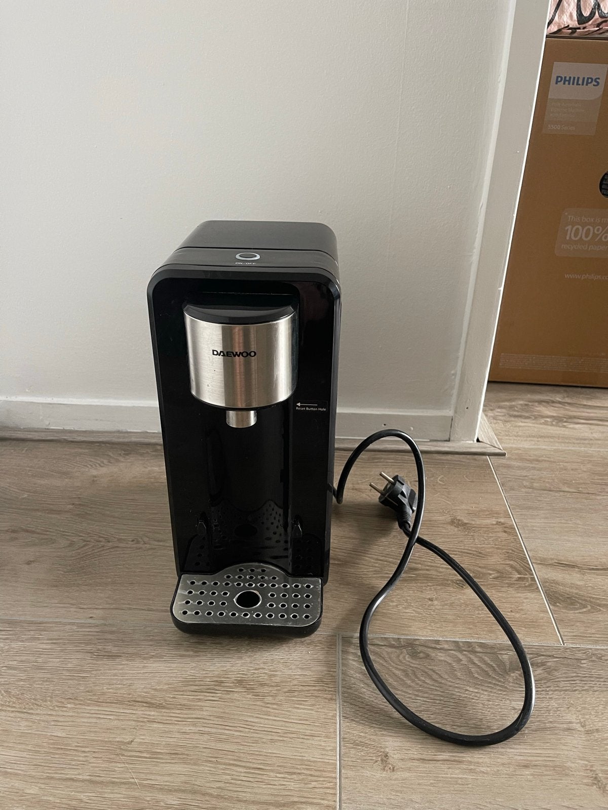 Daewoo Instant Heetwaterdispenser - Zwart/RVS, 1 tot 2 liter, Ophalen, Zo goed als nieuw, Rvs