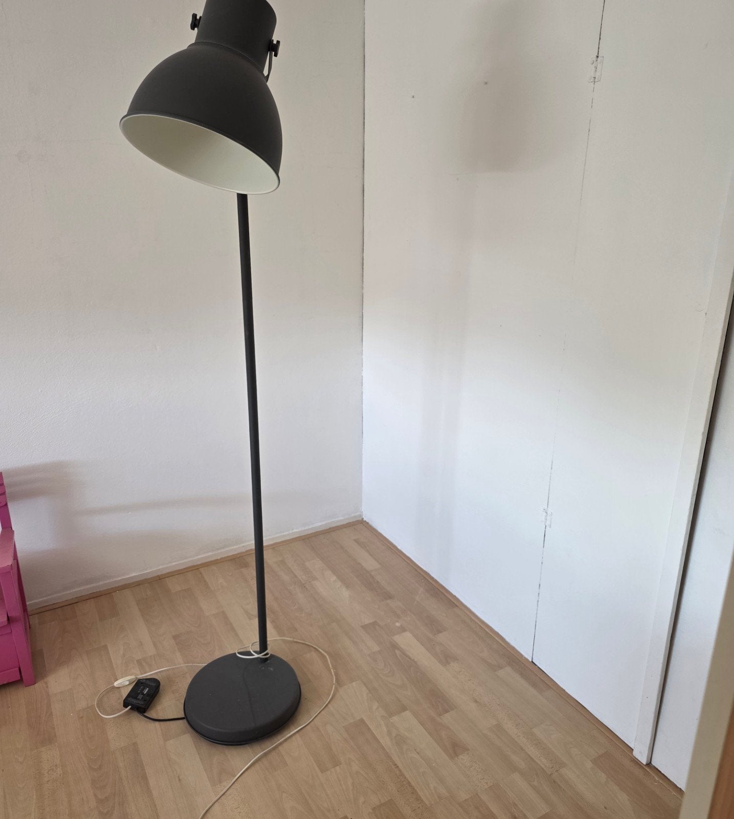 Donkergrijze vloerlamp met verstelbare kap, Gebruikt, Modern, Industrieel, Ophalen of Verzenden, Metaal