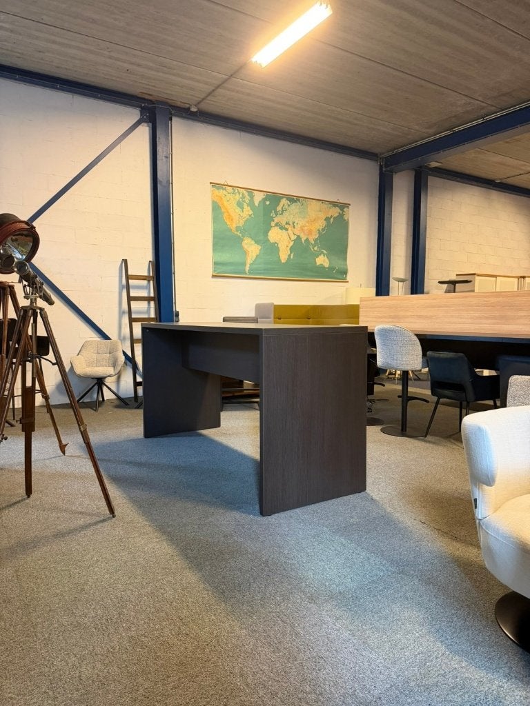 Hoge vergadertafel/statafel, donker eiken, 220 x 80 cm.