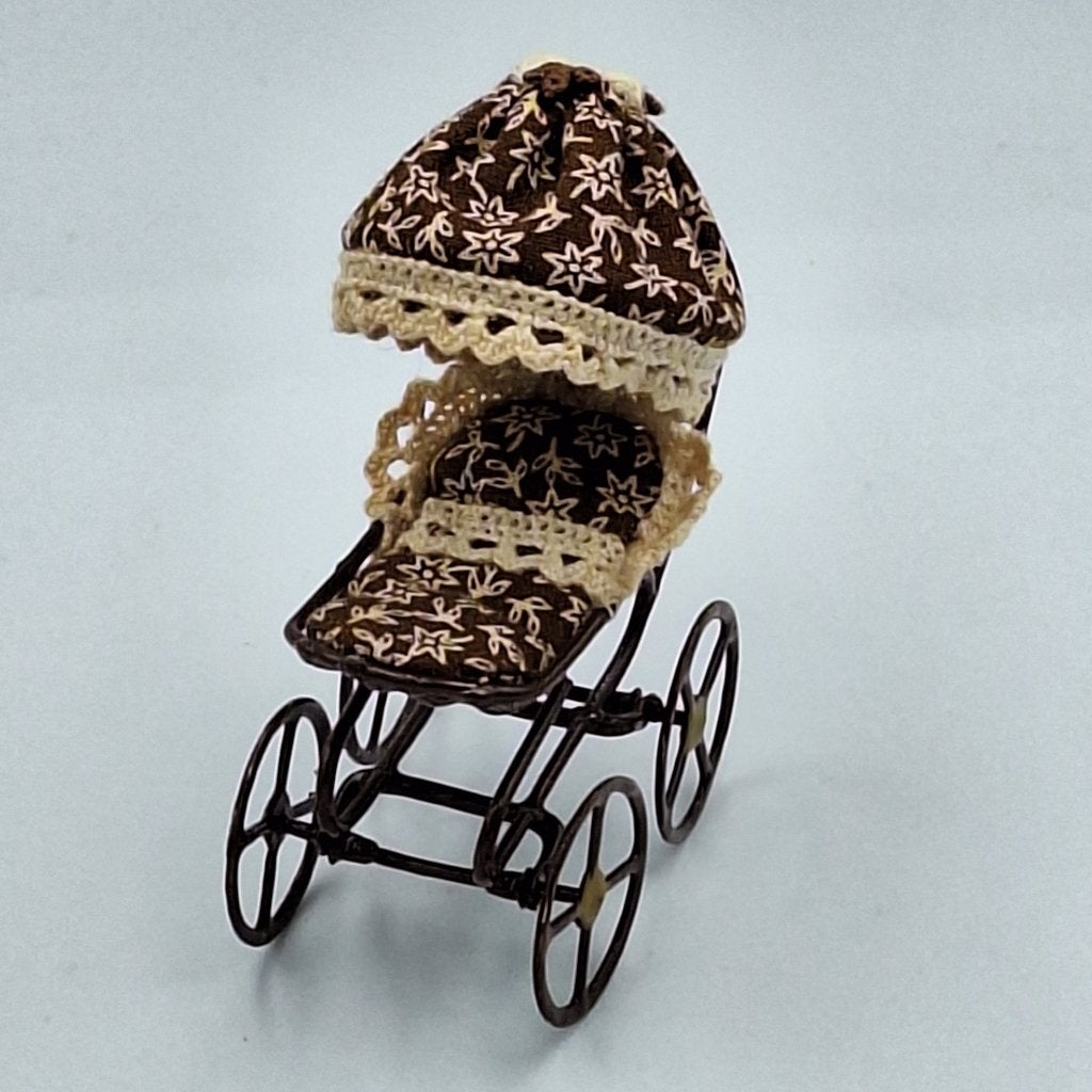 Retro kinderwagen voor het poppenhuis, Ophalen of Verzenden, Gebruikt, Poppenhuis