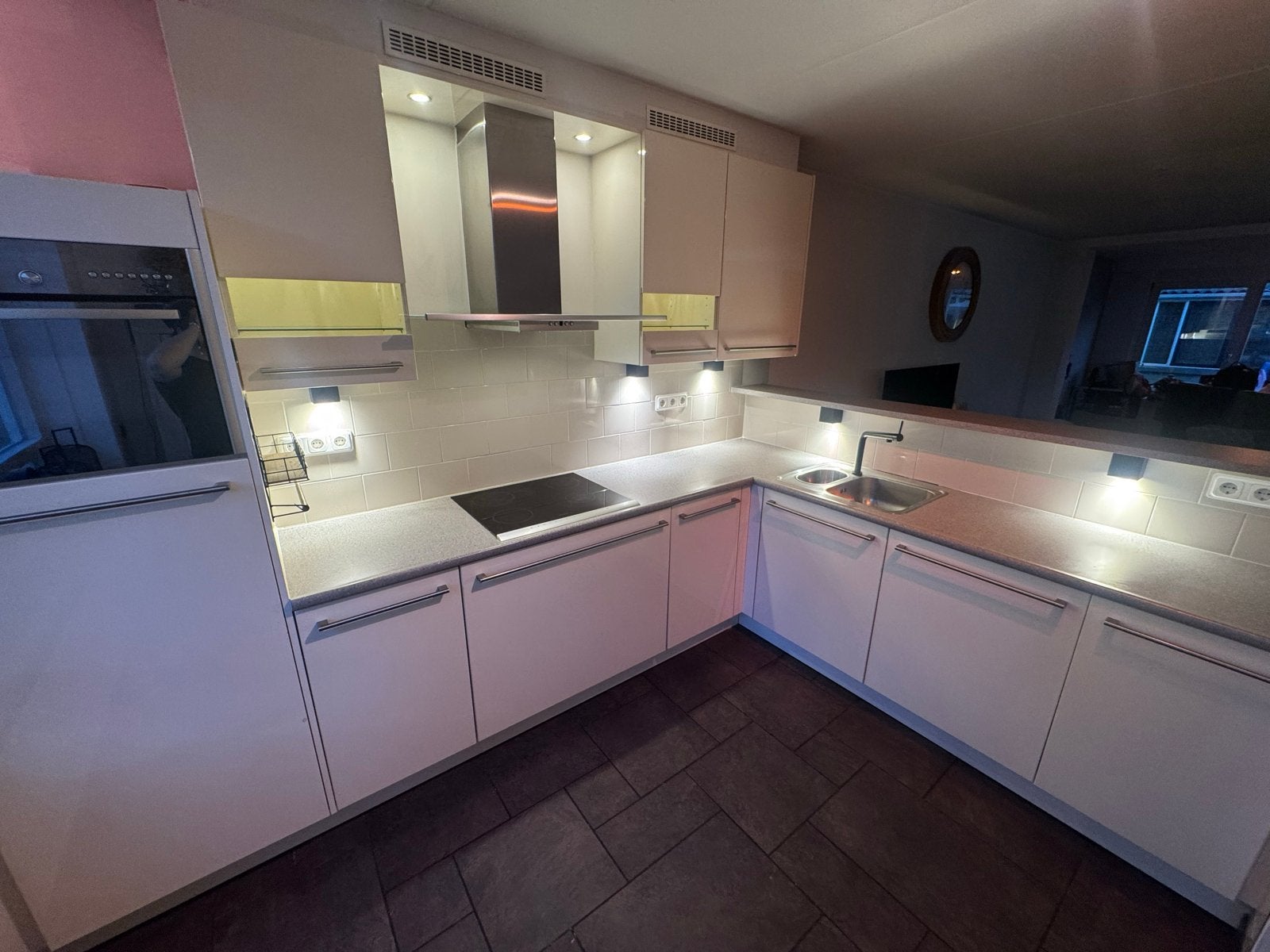 Complete keuken inclusief apparatuur en verlichting, Huis en Inrichting, Keuken | Complete keukens, Ophalen, Gebruikt, Wit, Hoekkeuken