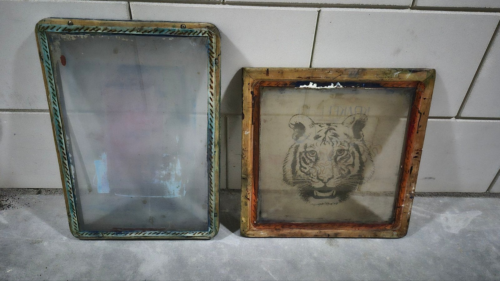 Twee zeefdrukramen: Hout 50x50, Metaal 42x60, Ophalen, Gebruikt