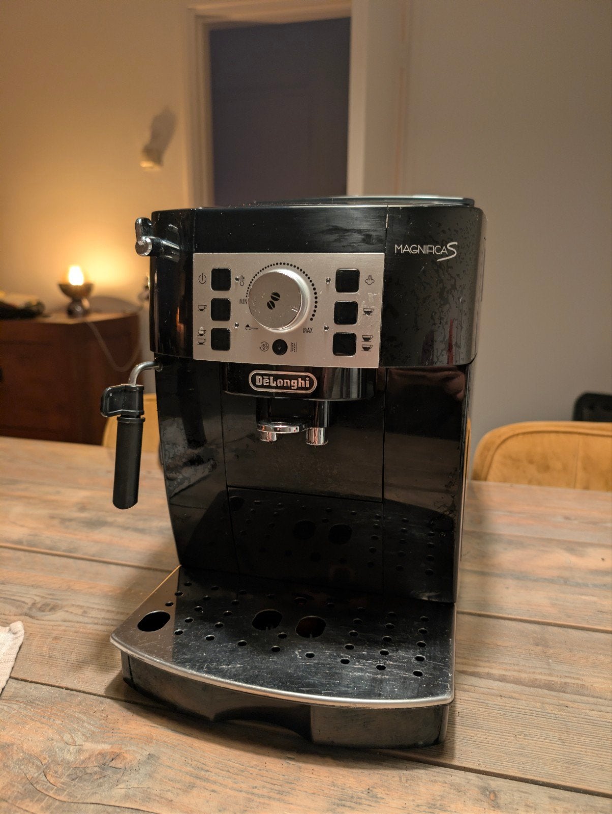 Delonghi Magnifica S (inclusief 2KG koffie), Witgoed en Apparatuur, Koffiezetapparaten, Ophalen, Gebruikt, Koffiemachine, 2 tot 4 kopjes